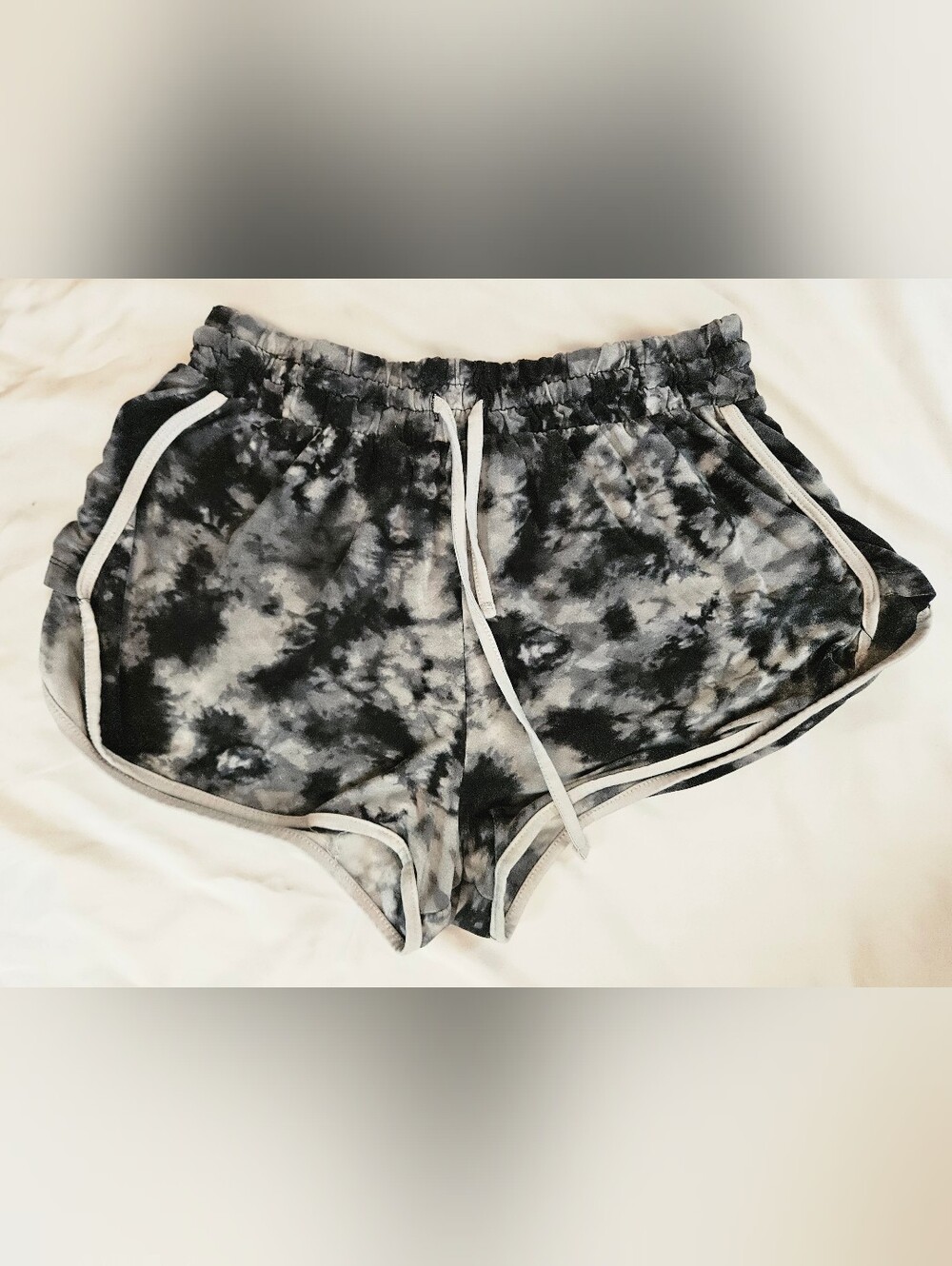 Rue21 Juniors Black & White Tie Dyed Pull On Dolphin Style Shorts Size Large